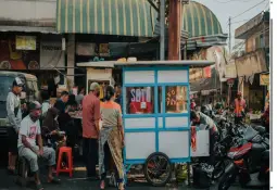 Les voyageurs canadiens échangent les lieux touristiques surpeuplés contre des expériences authentiques de cuisine locale.