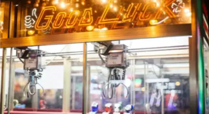 De la machine à griffes jouable à une boutique flottante : Récapitulatif des actualités artistiques canadiennes
