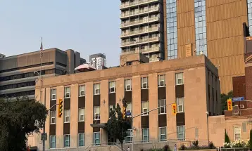 Consulat américain à Toronto visé pour la deuxième fois cette année, déclenchant une course-poursuite à grande vitesse et une chasse à l'homme